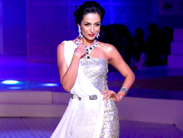 malaika arora walks for queenie dhody at hdil india couture week 2010 6