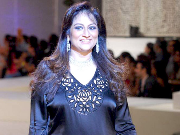 ayesha and sonakshi walk for maheep at hdil india couture week 2010 10