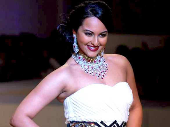ayesha and sonakshi walk for maheep at hdil india couture week 2010 12