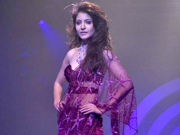 anushka sharma walks for rina dhaka at hdil india couture week 2010 6