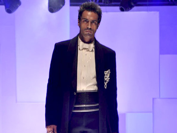 arjun rampal walks for shahab durazi at hdil india couture week 2010 4