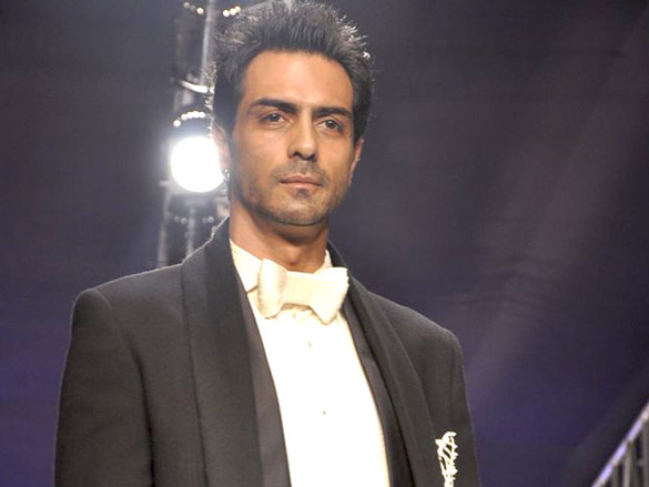 arjun rampal walks for shahab durazi at hdil india couture week 2010 6