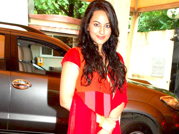 sonakshi sinha meets underprivileged children 11