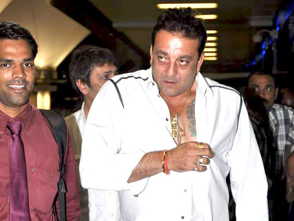 sanjay dutt returns from dubai on occasion of the birth of his twins 4