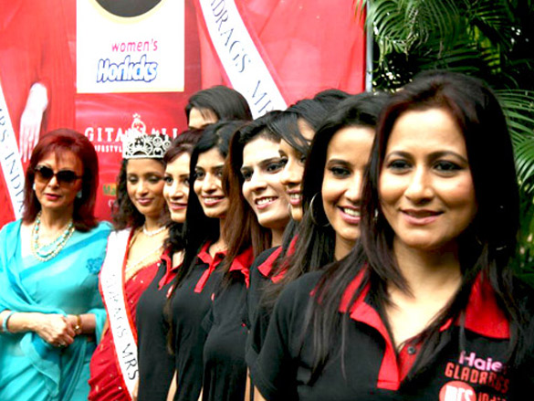 maureen wadia unveils gladrags mrs india contestants 7