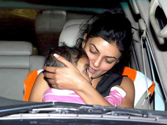 sushmita sen leaves with her kids after the vero moda show 6