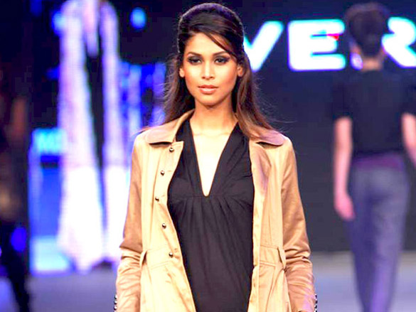 sushmita dia shilpa bipasha walk on the ramp for vero moda show 17