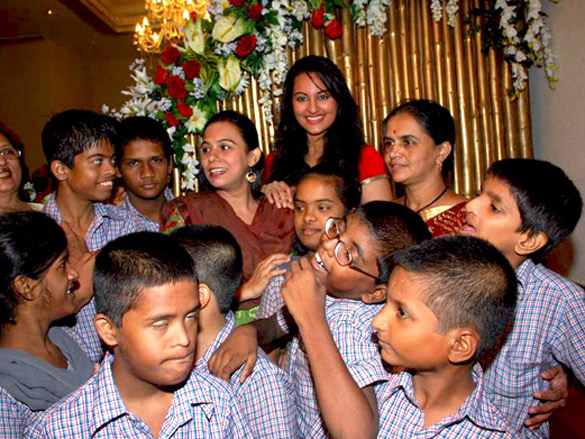 sonakshi sinha meets underprivileged children 4