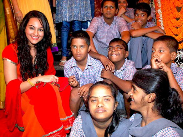 sonakshi sinha meets underprivileged children 5