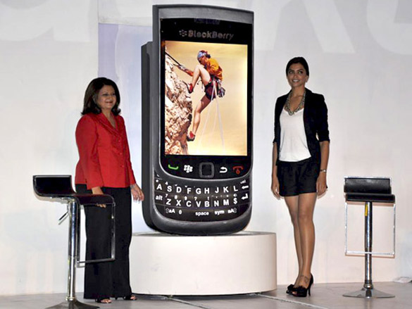 deepika padukone unveils the new blackberry torc 3