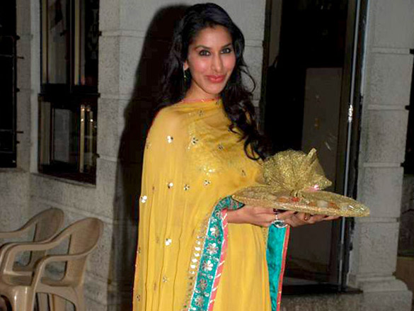 celebs at sanjay dutts mata ki chowki 10