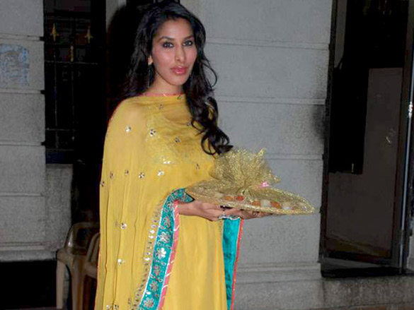 celebs at sanjay dutts mata ki chowki 29