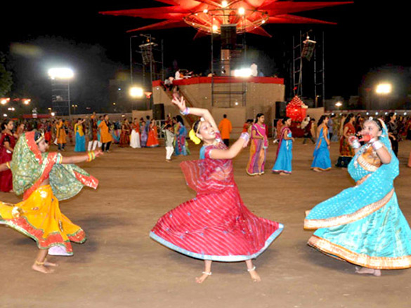 dino morea and neha dhupia visited navratri festival in baroda 7
