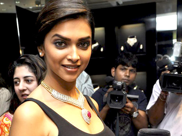 deepika padukone inaugurates gehna jewellery store 6