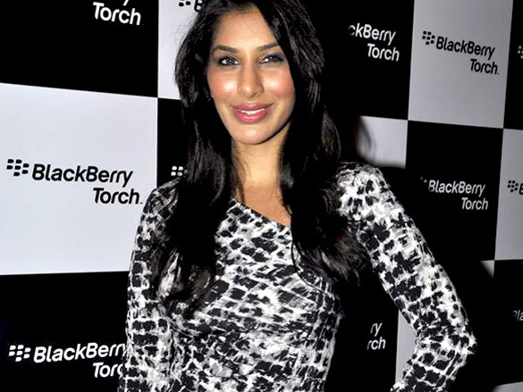 deepika and malaika sizzle at blackberry torch launch celebrations 9
