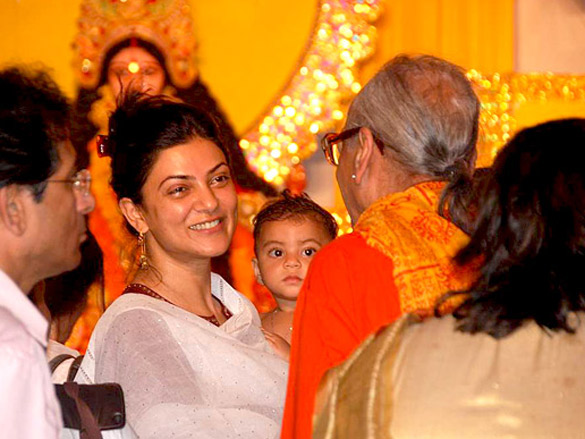 sushmita sen with her adopted daughter alisah attends a durga puja event 2