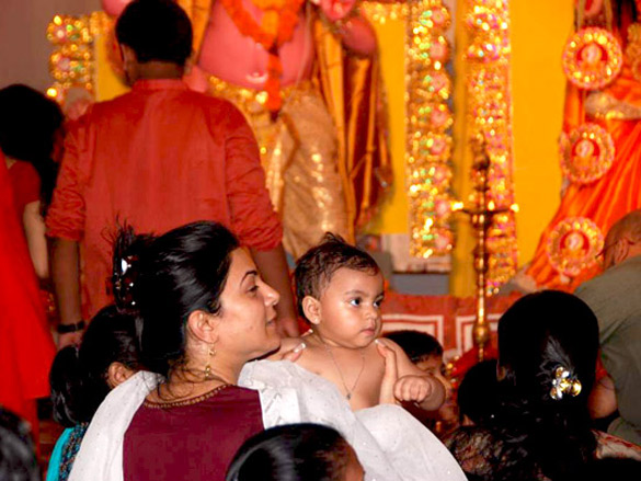 sushmita sen with her adopted daughter alisah attends a durga puja event 3