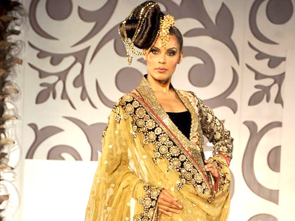vikram phadnis show at aamby valley city india bridal week 2010 8