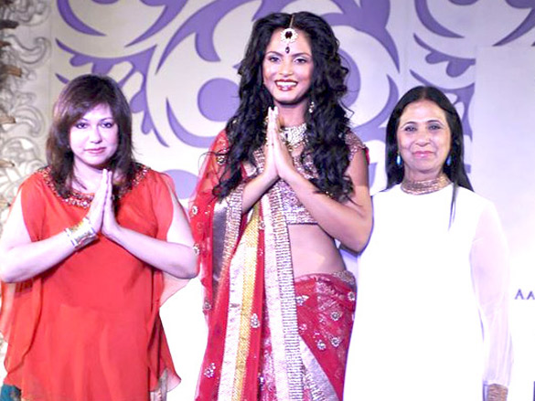neetu chandra walks for ashima leena at aamby valley city india bridal week 2010 3