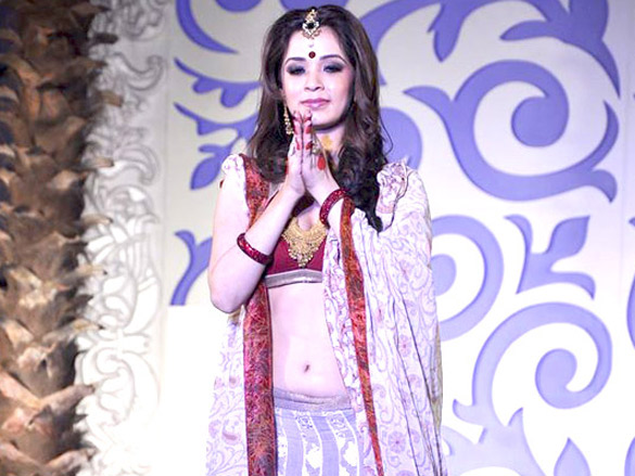 nargis walks for abhishek dutta at aamby valley city india bridal week 2010 6