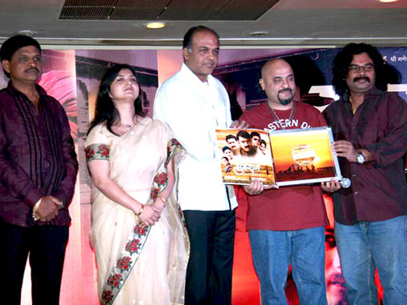ashutosh gowariker and shaan at the launch of marathi film sumbarans music 2