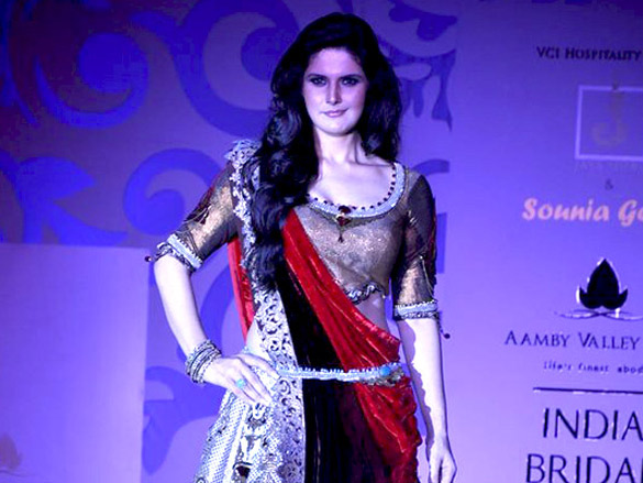zarine khan and geeta basra walk for sonia gohil at aamby valley city india bridal week 2010 4