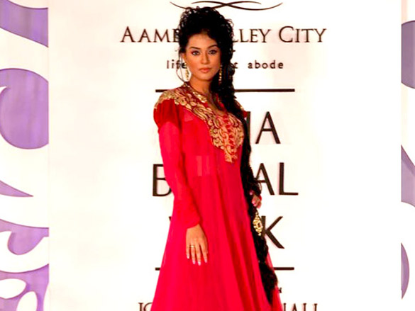 amrita rao walks for archana kocchar at aamby valley city india bridal week 2010 6
