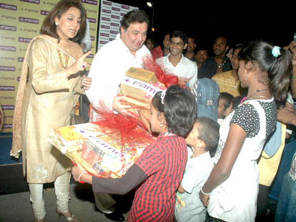rishi kapoor and neetu singh celebrate diwali with kids at fame cinemas 8