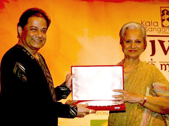 waheeda rehman felicitates anup jalota 3