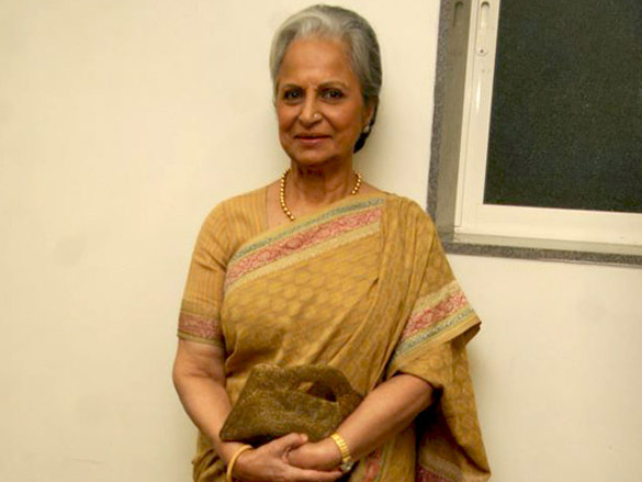 waheeda rehman felicitates anup jalota 5