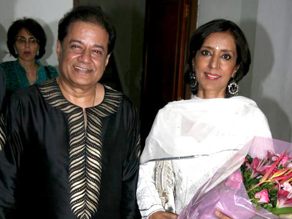 waheeda rehman felicitates anup jalota 7