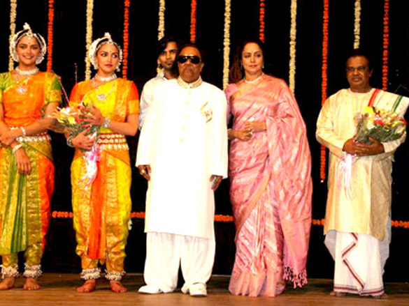 hema malini esha and ahana deol at jaya smritis dance event 3