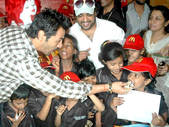 arjun rampal celebrates childrens day with kids at mcdonalds 3