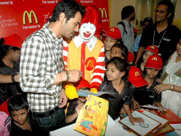 arjun rampal celebrates childrens day with kids at mcdonalds 4