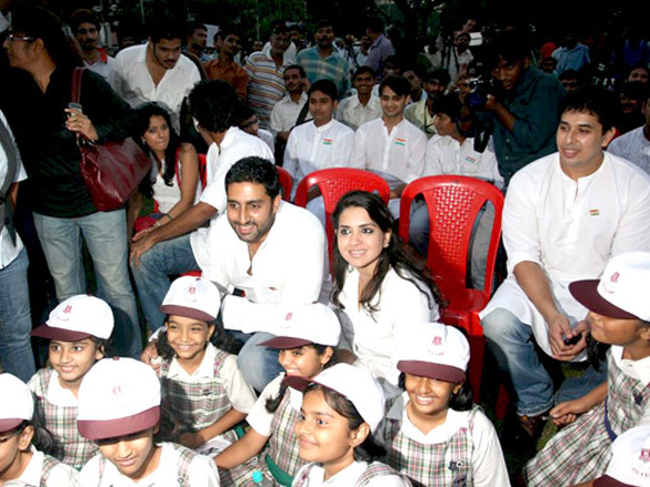 abhishek and sonakshi pay tribute to 2611 martyrs 2