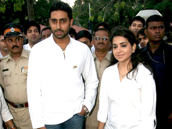 abhishek and sonakshi pay tribute to 2611 martyrs 4