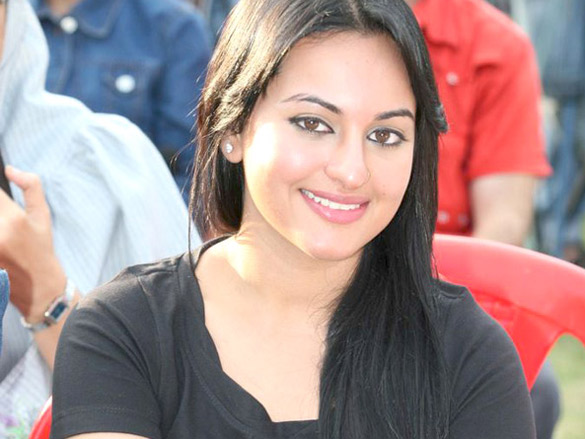 abhishek and sonakshi pay tribute to 2611 martyrs 8