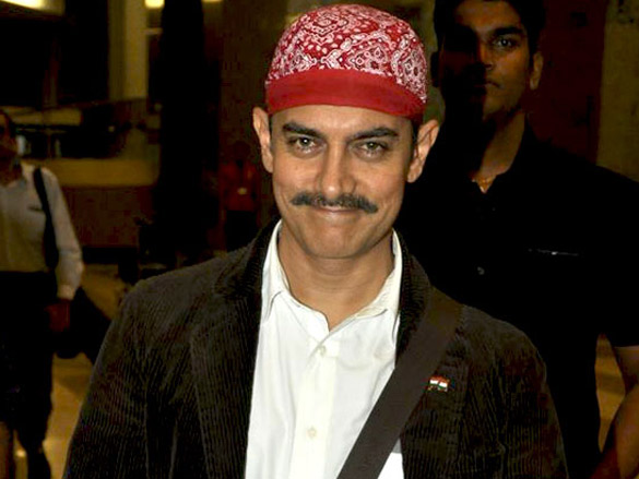 aamir khan snapped with his new hair style and moustache 7