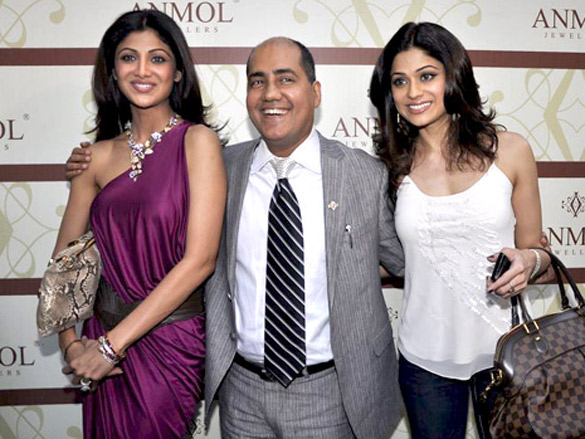 shilpa and shamita shetty at anmol jewellers preview 2