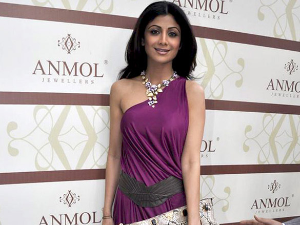 shilpa and shamita shetty at anmol jewellers preview 5