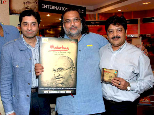 anup jalota and udit narayan at the launch of mahatma cd 4