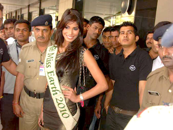 nicole faria arrives at airport after winning miss earth 2010 contest 8