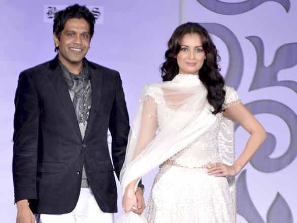 dia mirza walks for rocky s at aamby valley india bridal week 2010 2