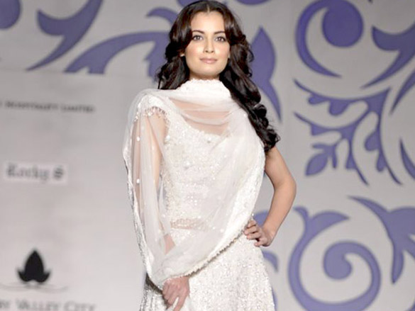 dia mirza walks for rocky s at aamby valley india bridal week 2010 3