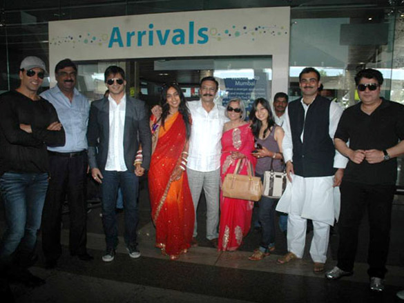 vivek oberoi with wife priyanka alva spotted at mumbai airport 2