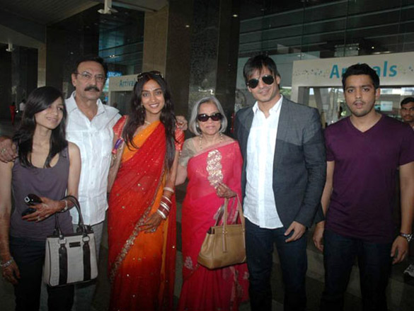 vivek oberoi with wife priyanka alva spotted at mumbai airport 3