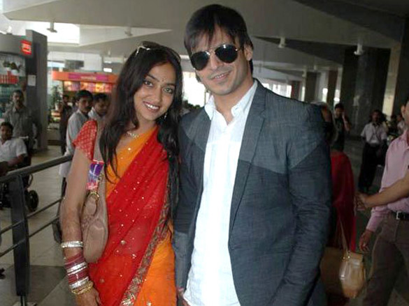 vivek oberoi with wife priyanka alva spotted at mumbai airport 4