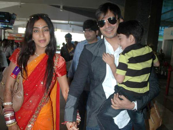 vivek oberoi with wife priyanka alva spotted at mumbai airport 6