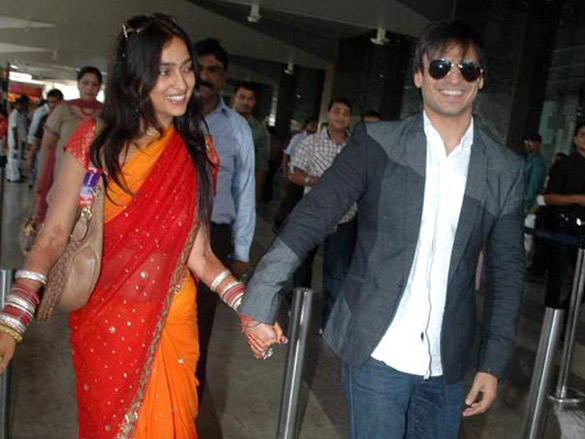 vivek oberoi with wife priyanka alva spotted at mumbai airport 8
