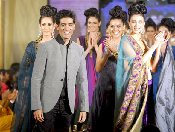 karisma and zeenat aman at manish malhotras fashion show 2
